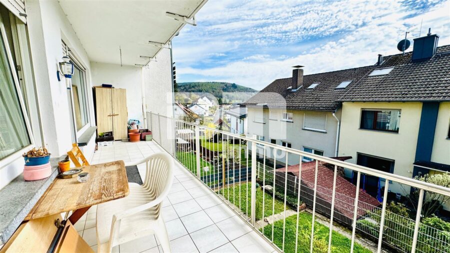 Hochwertiges Drei- bis Vierfamilienhaus in erhobener Ortsrandlage mit Panoramablick - EG Balkon / Panorama